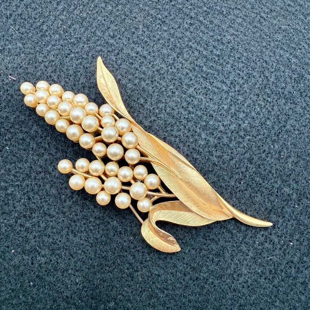 Vintage Crown Trifari Signed Gold Tone Textured 4” Hyacinth Broach